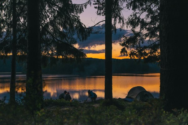 Quels sont les équipements nécessaires pour un camping en haute montagne avec des adolescents?